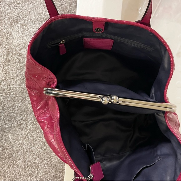 Coach Signature C kiss lock patent leather purse in raspberry - Picture 3 of 9